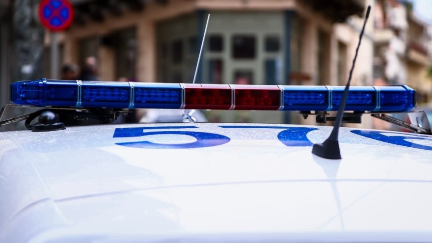 Αιματηρό επεισόδιο με δύο άνδρες στην είσοδο του νοσοκομείου και μαχαιριές