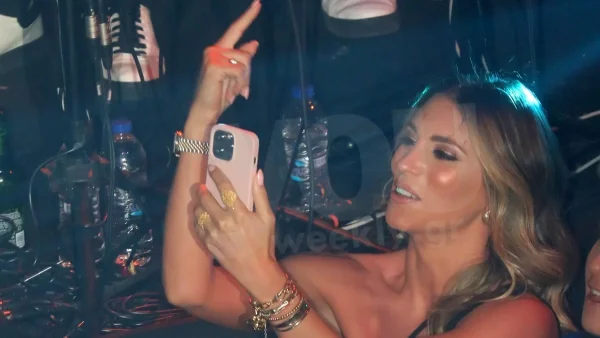 Ηλιοκαμένη και με μίνι κόκκινη φούστα η Οικονομακου - Τα "έσπασε" σε έξοδο της χωρίς τον Μιχόπουλο