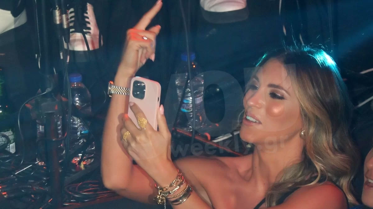 Ηλιοκαμένη και με μίνι κόκκινη φούστα η Οικονομακου - Τα "έσπασε" σε έξοδο της χωρίς τον Μιχόπουλο