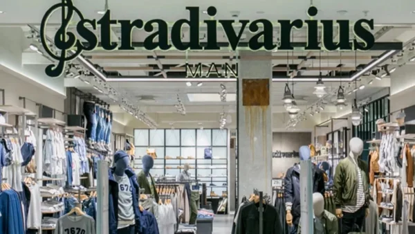 Έχει κάνει πάταγο το κοντομάνικο φόρεμα με βολάν από τα Stradivarius