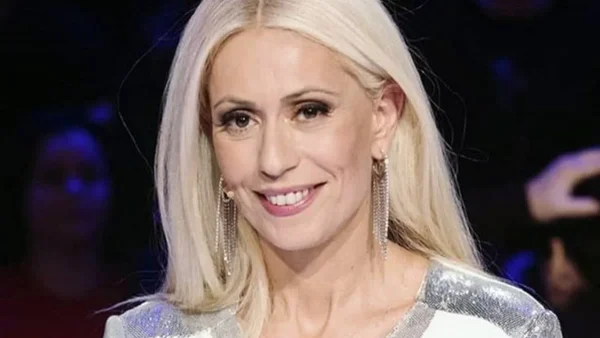 «Ντρέπομαι να πάρω λουλούδια από τα παιδιά μου» - "Γροθιά" στο στομάχι η ανάρτηση της Μαρίας Μπακοδήμου