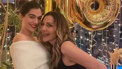 Αγκαλιά στον καναπέ με την κόρη της, Μελίνα - Χαμός με την νέα φωτογραφία της Δέσποινας Βανδή