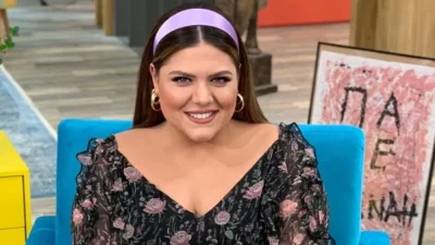 Ξανθιά και με extensions εμφανίστηκε η Δανάη Μπάρκα στον αέρα του MEGA