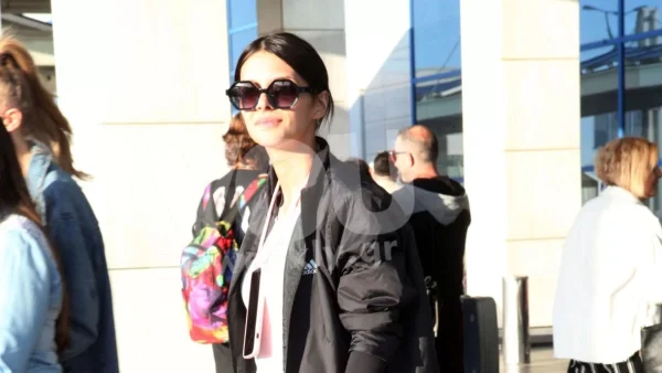 Στο αεροδρόμιο με την κοιλιά στο στόμα - Η Μπεζάν αποχαιρετά τον Παππά λίγο πριν φύγει για Αsia Express