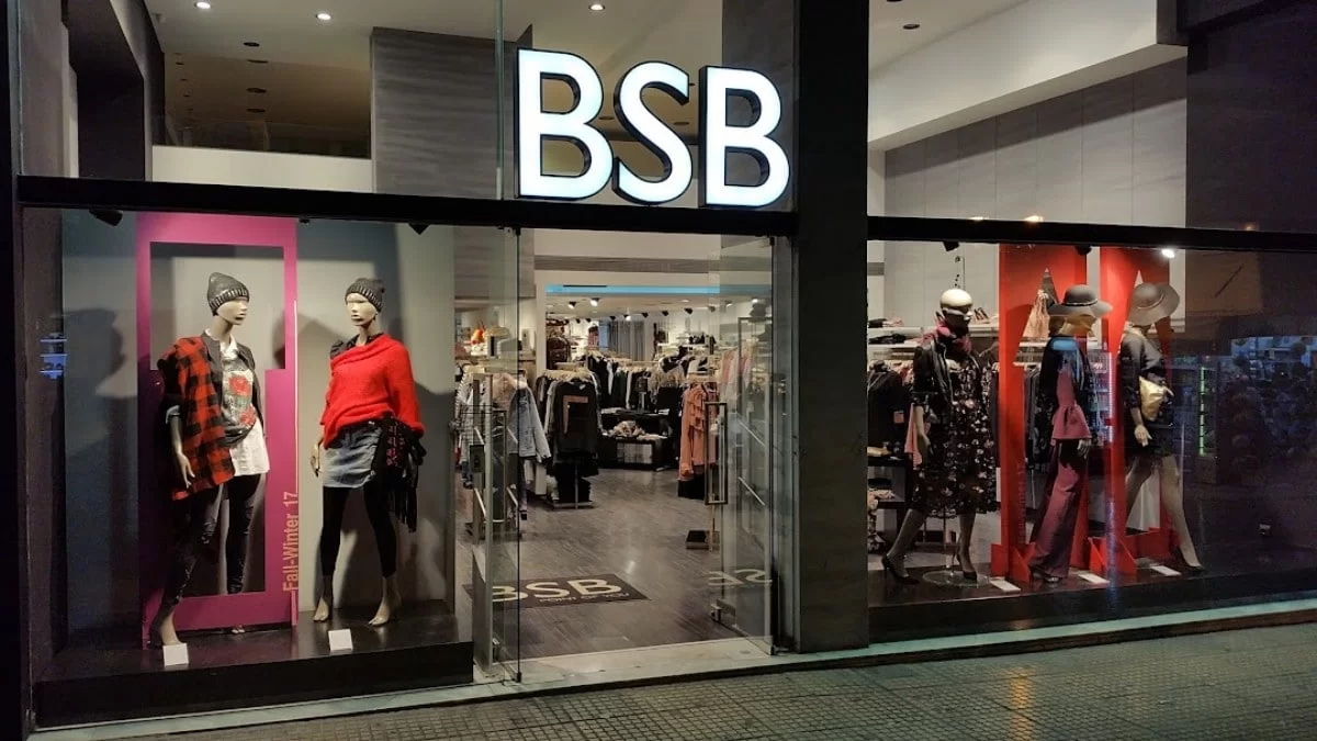 Ξεπουλάει στο λεπτό το μαύρο φόρεμα με σούρες από τα BSB