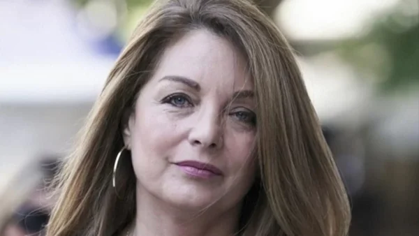 Σπάνια φωτογραφία - Η Άντζελα Γκερέκου ποζάρει με τον αδερφό και την μητέρα της