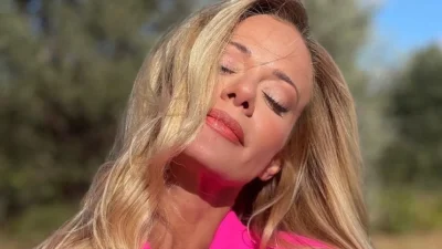 Δυο μέτρα τα πόδια της Ζέτας Μακρυπούλια - Κάνει τον γύρο του διαδικτύου η νέα φωτογραφία της