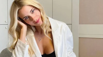 Ξαπλωμένη στην αμμουδιά - Χωρίς ίχνος ρετούς η Δούκισσα Νομικού στην νέα φωτογραφία της με μαγιό