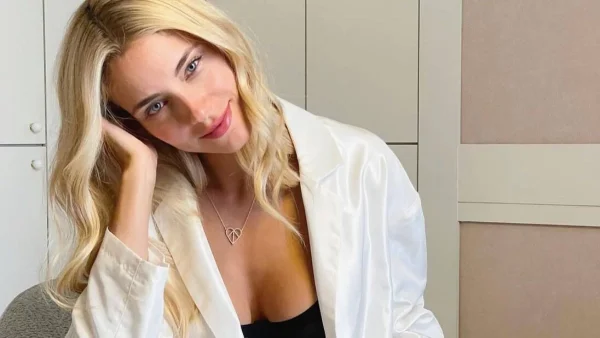 Ξαπλωμένη στην αμμουδιά - Χωρίς ίχνος ρετούς η Δούκισσα Νομικού στην νέα φωτογραφία της με μαγιό