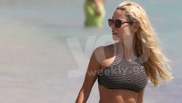 Αξέχαστες φωτογραφίες από το 2017 στη Μύκονο - Η Δούκισσα Νομικού με μαγιό και χωρίς ρετούς στα πόδια