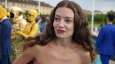 Eurovision 2022: Με φούξια εντυπωσιακή τουαλέτα η Αμάντα Γεωργιαδη στο Τυρκουάζ Χαλί