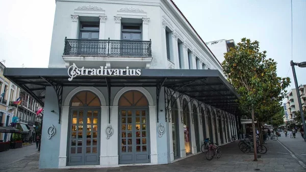 Ξεπουλάει στο λεπτό το μαύρο φόρεμα από τα Stradivarius - Κοστίζει μόνο 17,99 €