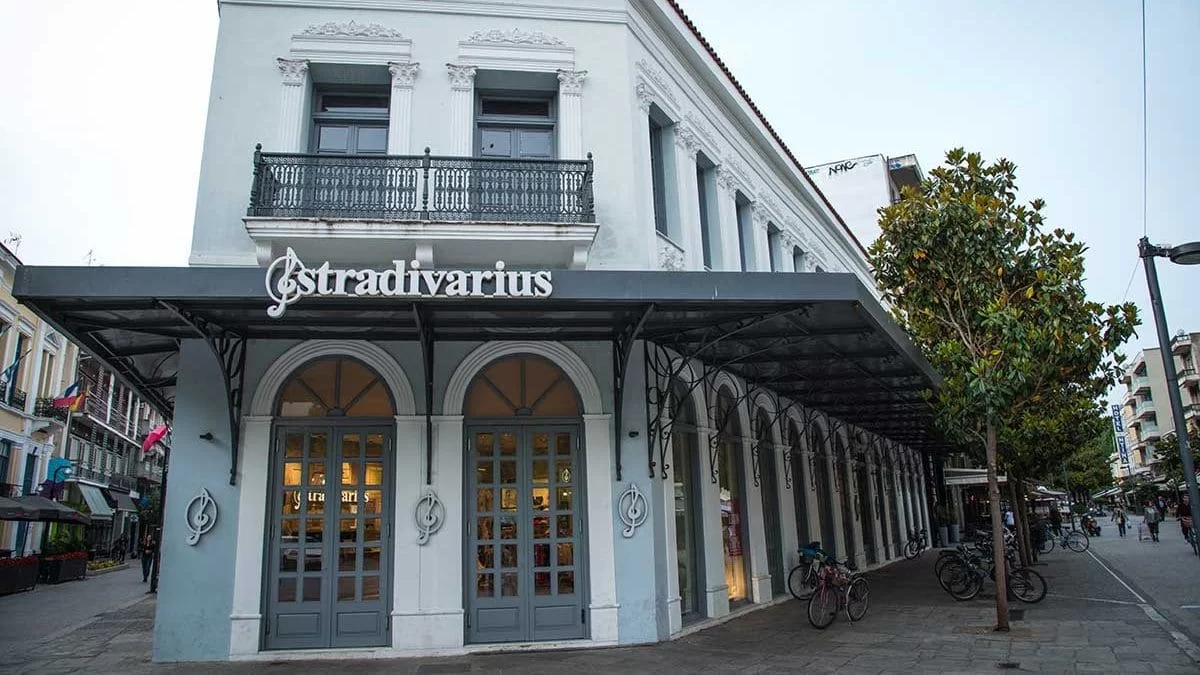 Ξεπουλάει στο λεπτό το μαύρο φόρεμα από τα Stradivarius - Κοστίζει μόνο 17,99 €