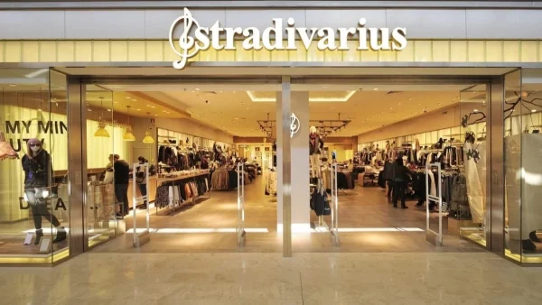 Έχει κάνει πάταγο το απόλυτο φόρεμα από τα Stradivarius - Βγαίνει σε δύο χρώματα