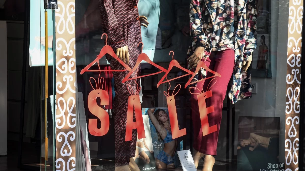 Ξεκινούν σήμερα 3/5 οι ενδιάμεσες εκπτώσεις - Πόσες μέρες θα διαρκέσουν