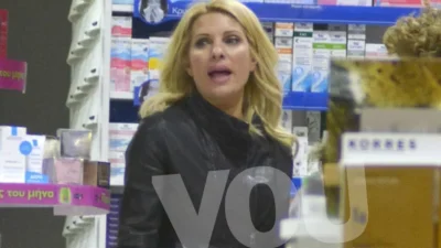 Αξέχαστη εμφάνιση: Τι φορούσε το 2016 η Ελένη Μενεγάκη για να πάει στο φαρμακείο