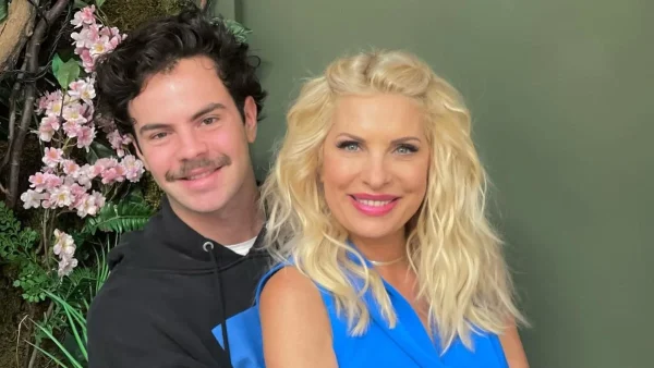 Η αντίδραση του Άγγελου Λάτσιου στην φωτογραφία της μητέρας του Ελένης Μενεγάκη με μαγιό