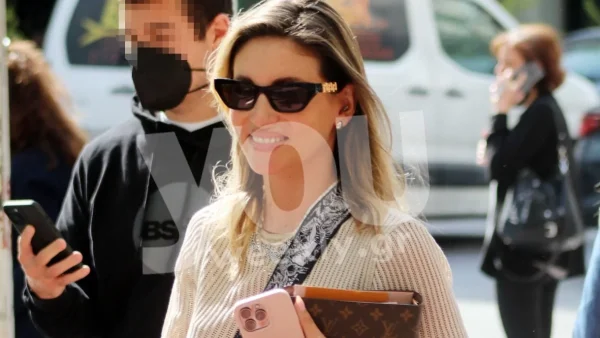 Με boho look στο κέντρο της Αθήνας - Η Οικονομάκου ξέκλεψε λίγο χρόνο από το πιεσμένο πρόγραμμά της