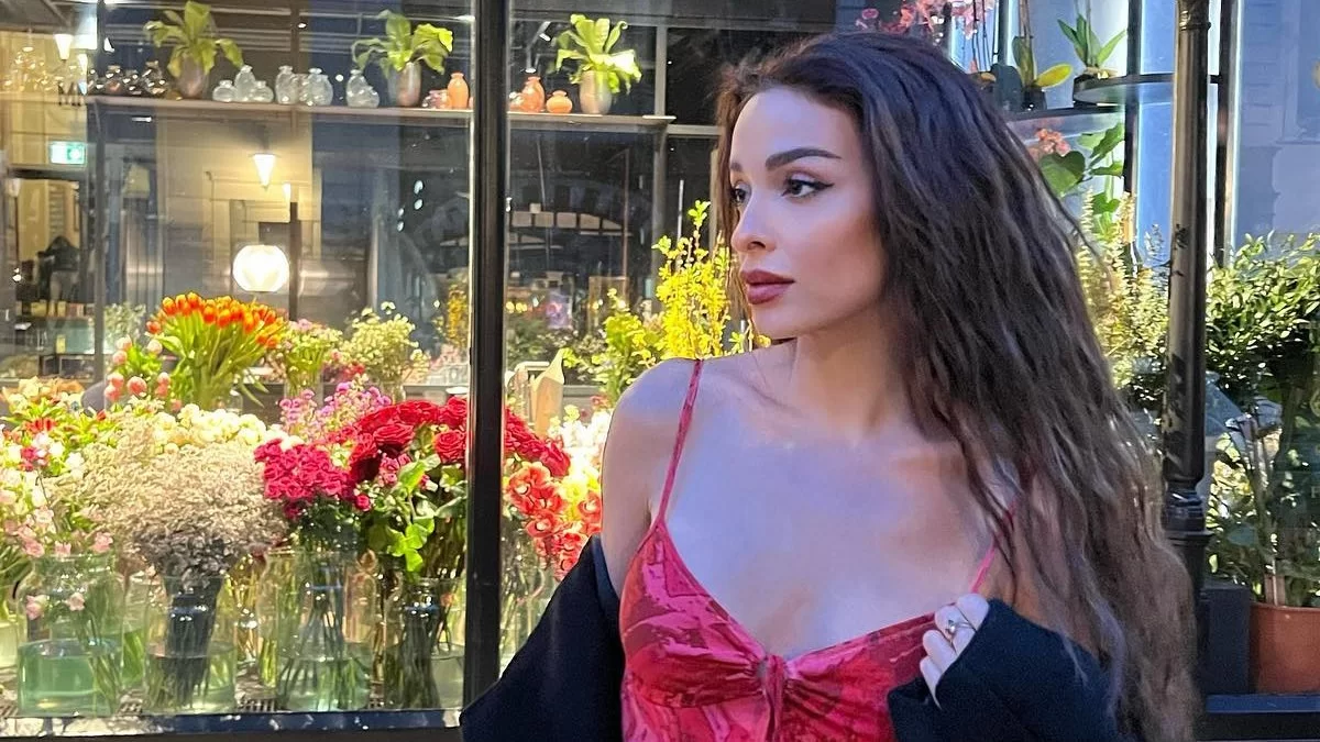 Η Ελένη Φουρέιρα «έριξε» το Instagram με την topless εμφάνισή της - Φοράει μόνο τα γάντια της