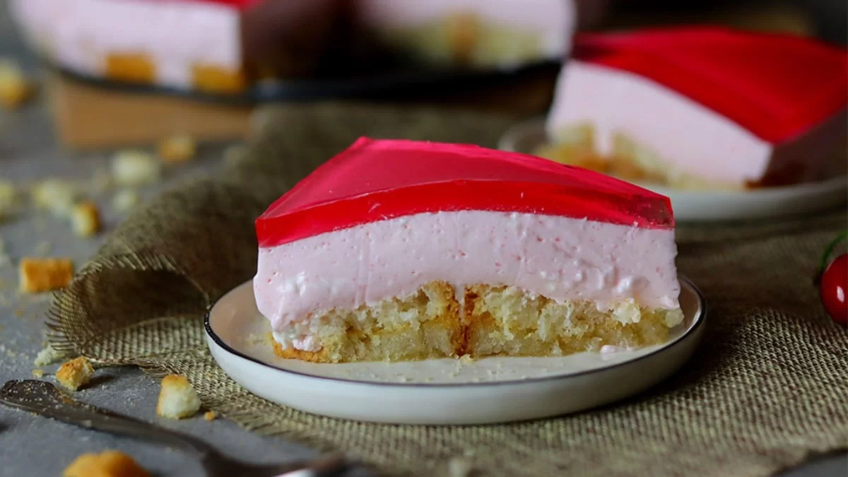 Γιαουρτογλυκό express με φρυγανιές και ζελέ κεράσι - Για τους οικονομικά στενεμένους