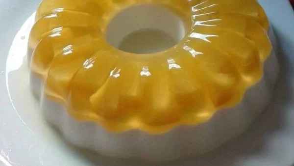 Σκέτη απόλαυση το γιαουρτογλυκό ψυγείου με ζελέ ανανά από την Αργυρώ Μπαρμπαρίγου