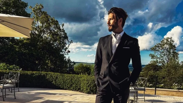 O Γιώργος Καράβας κάνει γυμναστική χωρίς μπλούζα και «ρίχνει» το Instagram