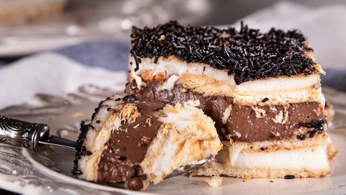 Θες λίγα υλικά και ελάχιστο χρόνο - "Μούρλια" αυτό το γλυκό ψυγείου της τεμπέλας