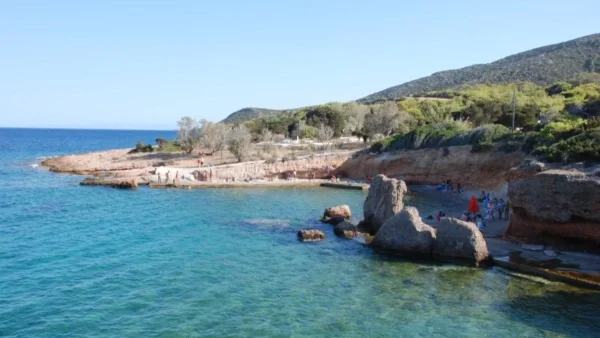 5+1 «κρυφές» παραλίες της Αττικής - Ο Τάσος Δούσης προτείνει