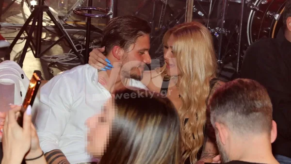 Δεν τον άφηνε λεπτό - Τα καυτά φιλιά στο στόμα της Ηλιάδη με τον Αναστασιάδη στα μπουζούκια