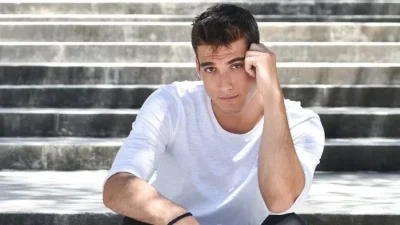 Δε σταματάει να κλείνει δουλειές - Πρώην παίκτρια του Survivor 5 παίζει στο νέο κλιπ  του Κακοσαίου