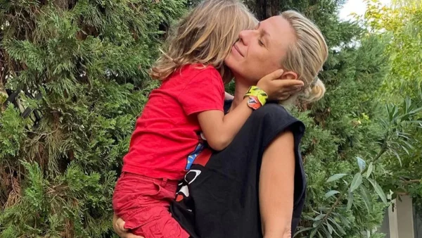 Η Κατερίνα Καραβάτου μας δείχνει πρώτη φορά το πρόσωπο του γιου της Αρίωνα