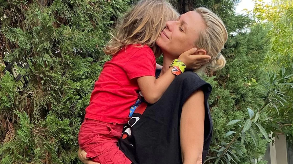 Η Κατερίνα Καραβάτου μας δείχνει πρώτη φορά το πρόσωπο του γιου της Αρίωνα