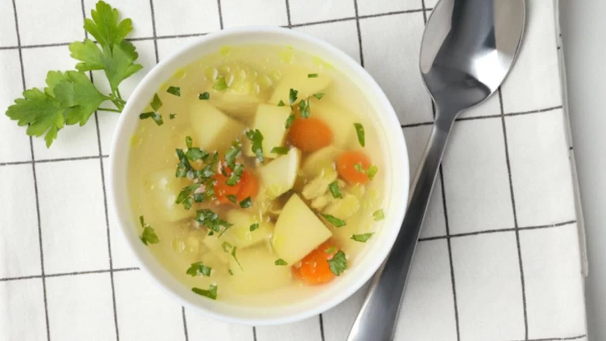 Η απόλυτη συνταγή από την Αργυρώ Μπαρμπαρίγου για την πιο λαχταριστή κοτόσουπα με μπόλικο λεμόνι