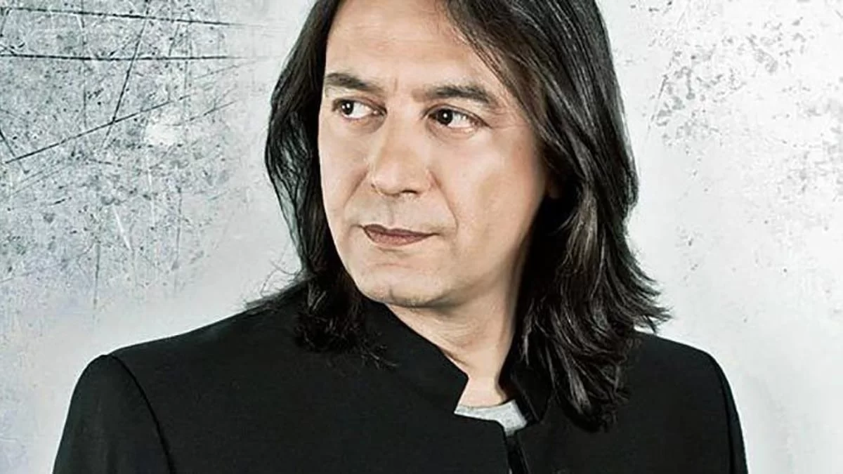 Έκοψε τα μαλλιά του και φοράει συνέχεια μαύρα - Πως είναι σήμερα στα 52 του ο Γιάννης Κότσιρας