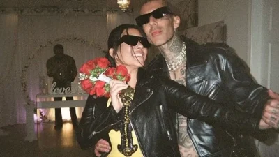 Παντρεύτηκαν η Kourtney Kardashian και ο Travis Barker - Απουσίαζαν τα παιδιά και οι αδερφές της