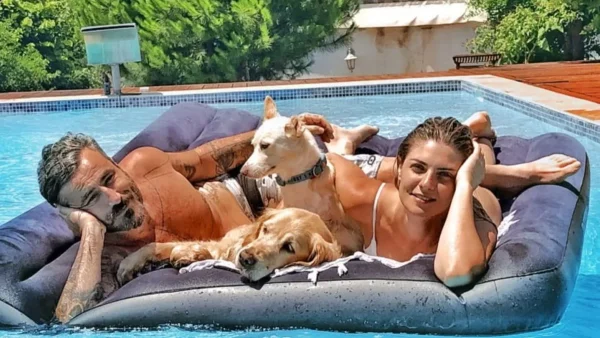 Η συγκινητική στιγμή που ο Μαυρίδης υπογράφει με το γιο της γυναίκας του - Φωτογραφίες από το δημαρχείο