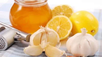 Χρειάζεστε μόνο λεμόνι και σκόρδο - Θα εξαφανίσετε όλο το λίπος με αυτό το σπιτικό ρόφημα