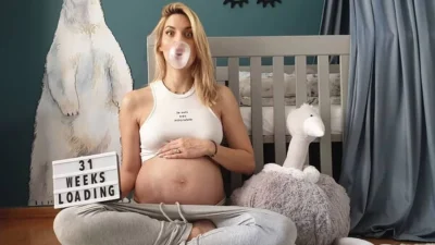 Η ευτυχία της δεν κρύβεται - Η εγκυμονούσα Μαντώ Γαστεράτου ''ποζάρει'' με πυτζάμες στον κήπο της