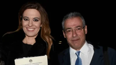 Αγκαλιασμένοι στη θάλασσα - Σπάνιο κοινό στιγμιότυπο της Φαίης Μαυραγάνη και του Νίκου Μάνεση