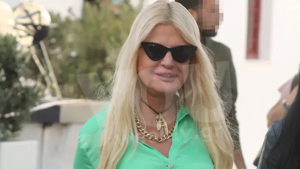 Με "καυτό" κοντό σορτσάκι και μπότες κάτω από το γόνατο - Χαμός με τη νέα φωτογραφία της Μαρίνας Πατούλη