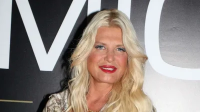 Με ροζ μίνι φόρεμα και μπούκλα όλο το μαλλί - Σούσουρο με τις νέες φωτογραφίες της Μαρίνας Πατούλη