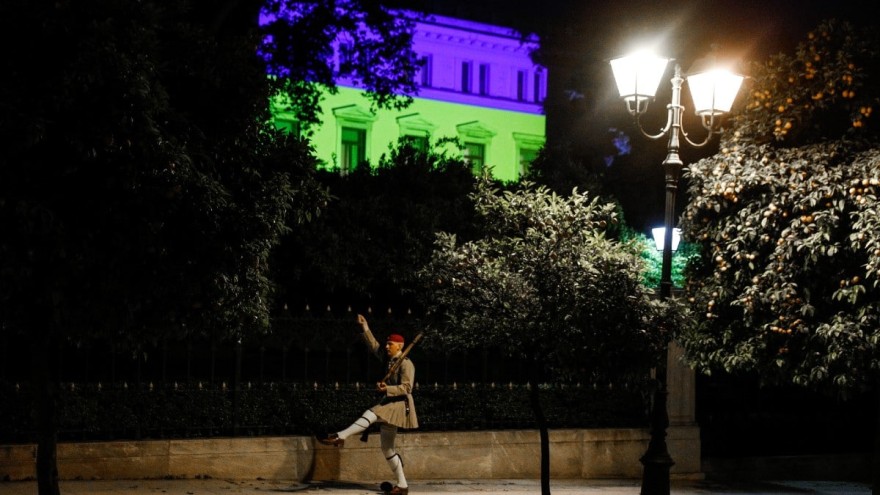 Το προεδρικό μέγαρο στα χρώματα της Ουκρανίας