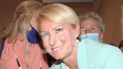 Κομψή με τιρκουάζ κοστούμι - Σπάνια δημόσια εμφάνιση της Νατάσας Παζαΐτη