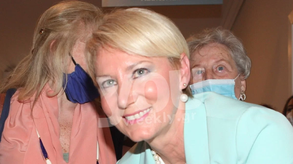 Κομψή με τιρκουάζ κοστούμι - Σπάνια δημόσια εμφάνιση της Νατάσας Παζαΐτη