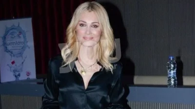 Τεράστιο με μαρμάρινη σκάλα - "Βασιλικό" το σαλόνι της Νατάσας Θεοδωρίδου