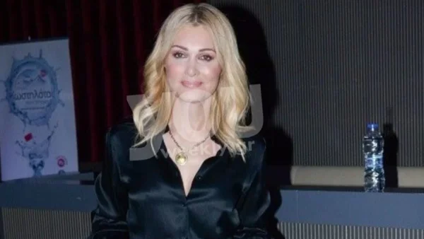 Τεράστιο με μαρμάρινη σκάλα - "Βασιλικό" το σαλόνι της Νατάσας Θεοδωρίδου