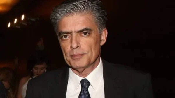 Με τελείως διαφορετικά μαλλιά - Αγνώριστος ο Νίκος Ευαγγελάτος στα νιάτα του