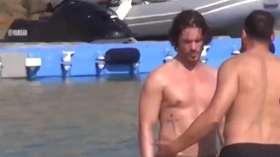 Με καυτή μελαχρινή στις ξαπλώστρες της Μυκόνου ο Νίκος Οικονομόπουλος - Βίντεο από γνωστή παραλία του νησιού