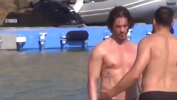 Με καυτή μελαχρινή στις ξαπλώστρες της Μυκόνου ο Νίκος Οικονομόπουλος - Βίντεο από γνωστή παραλία του νησιού