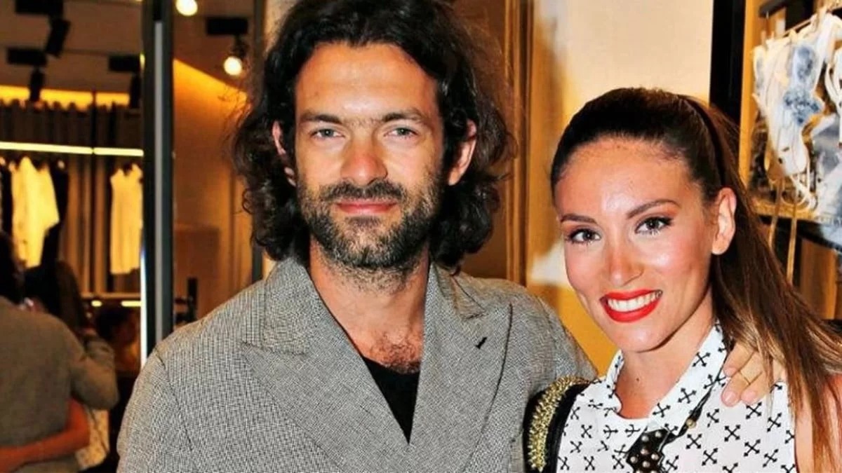 Έπινε κρασί και τραγουδούσε με πόνο - Το όλο νόημα κόμματι που αφιέρωσε η Αθηνά Οικονομάκου